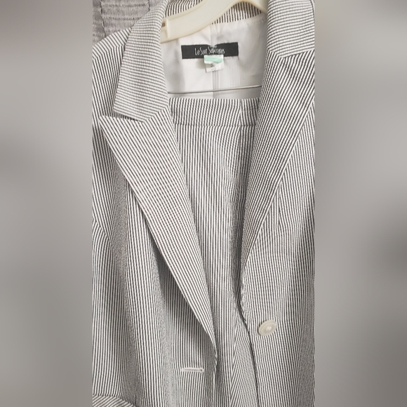Women's Grey & WhiteStriped Blazer and Pant Suit. 16W. LeSuit. - Picture 2 of 4